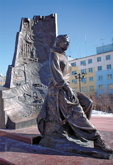 The memorial by V. Barkov to L. A. Popugaeva in Udachnyi (Mirny district, Yakutia). Photo by Ye. Basnev
