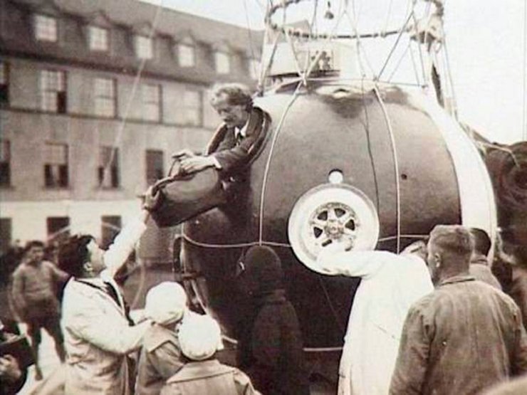 Огюст Пикар готовится к полету на стратостате FNRS-1 (1931 г.)