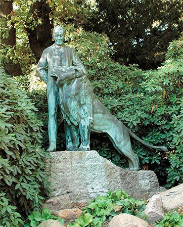 Бронзовый памятник основателю зоопарка Карлу Гагенбеку (1844—1913), изображенному с любимым ручным львом Триестом, который спас жизнь своему хозяину во время одного из цирковых представлений, когда на него напали вышедшие из повиновения тигры