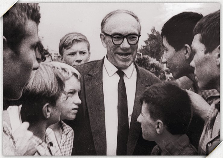 Mikhail A. Lavrentyev with schoolchildren of the School of Physics and Mathematics at Novosibirsk State University, 1960s. Photo from the NSU Museum