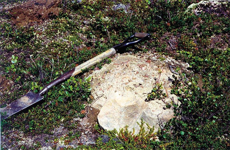 В этом образце ледниковых отложений вблизи оз. Снэп Лейк были обнаружены первые два кристалла алмазов месторождения Снэп Лейк. Их коренной источник будет открыт годом позже. Север Канады. 1996 г.