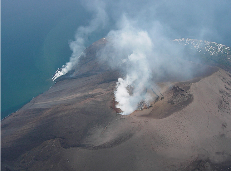 Извержение Стромболи в марте 2007 г. Фото Б. Бенке