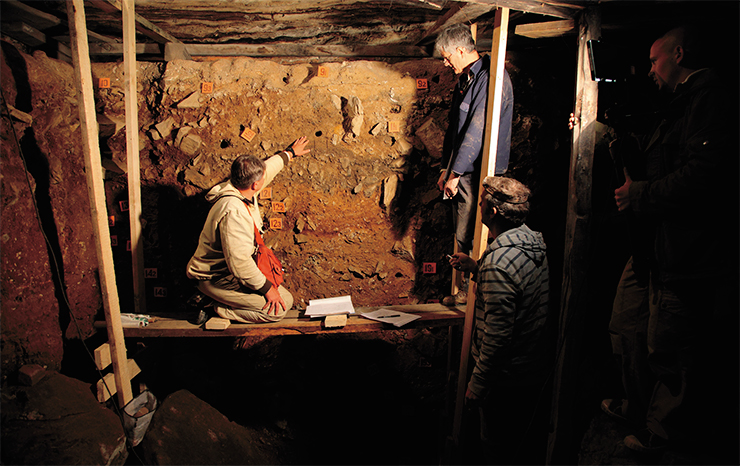 Для палеолитических слоев Денисовой пещеры уже получено около 170 датировок с использованием различных методов в лабораториях Европы и США. Судя по последним данным, пещера была заселена более чем 300 тыс. лет назад. На фото – отбор образцов для OSL-датирования в центральном зале пещеры. Фото С. Зеленского