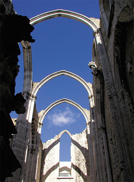 In the center of Lisbon, one can still see the ruins of the Gothic church Convento do Carmo (Our Lady of Mount Carmel), a Catholic convent destroyed by the 1755 earthquake. The church was not restored in the second half of the 18th century, and in 1834, secularization was carried out in Portugal, and all religious orders were dissolved. Today, the picturesque ruins are one of the city’s attractions. © GNU Free Documentation License/Chris Adams