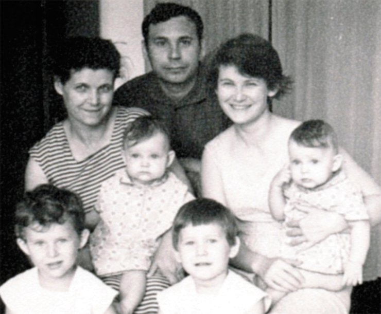 Elena (on the left in the front row) with her parents, grandmother and younger sisters. The grandmother Yunia Kaminskaya, the father Ivan Lebedinsky and the mother Elvira Lebedinskaya. To the right of Elena is her sister Veronika. The grandmother and mother are holding the twin sisters Eugenia and Valeria. Kemerovo, 1969