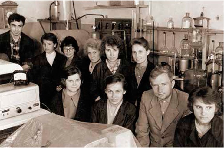 The idea of targeted impact on genes with the help of nucleic acid fragments was proposed by Novosibirsk researchers N. I. Grineva et al., who worked in the team headed by D. G. Knorre at the Novosibirsk Institute of Organic Chemistry, Siberian Branch, USSR Academy of Sciences. Siberian chemists published the first paper on this issue in 1967. This particular year is now regarded as the official birth date for the new field in molecular biology and pharmacology. Photo: D.G. Knorre (second from the right) with the first researchers of the Laboratory of Chemistry of Natural Polymers, in the Institute of Hydrodynamics, 1962 (according to Vlassov, 2007)