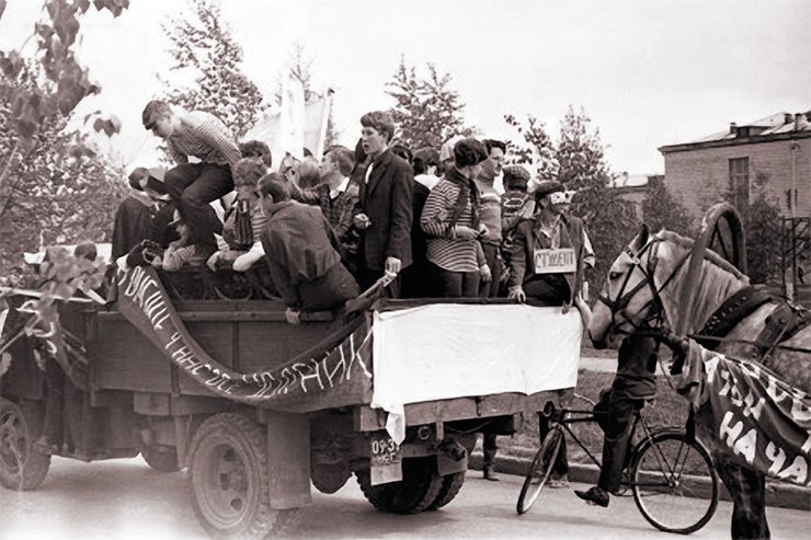 Participants of the carnival procession in the back of a truck in the Tereshkovoy Street near School 25 (now Gymnasium 3). Near the tailgate, at the center: Gennady Fridman. Photo by Yu. Shcheglov. SB RAS Photo Archive