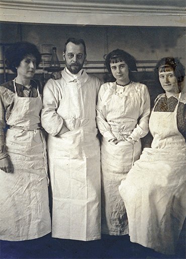 Félix d’Hérelle with his wife, Marie Claire (on the left of the scientist), and his younger daughter Huberta and elder Marcella (on the right). Paris, 1919. © Institut Pasteur – Musée Pasteur