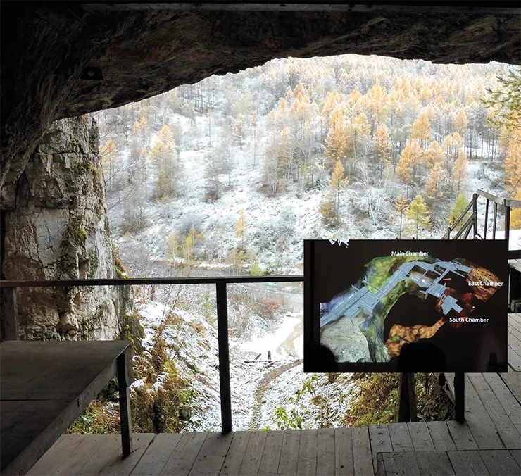 Вид на Ануйскую долину из Денисовой пещеры. Фото М. Козликина. Справа: цифровая 3D-модель Денисовой пещеры (центральный, восточный и южный залы). «Триметари Консалтинг» (Санкт-Петербург)