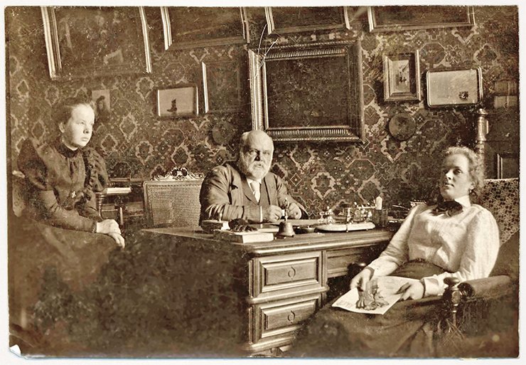 The son of V. N. Basnin – lawyer, public figure and collector N. V. Basnin – with his daughters Sofia and Olga in his study in Moscow. The bearer of the Basnins’ family line was their third daughter, Anna Verkholantseva (by her husband’s name). 1900. Photo from the archive of Marat Verkholantsev