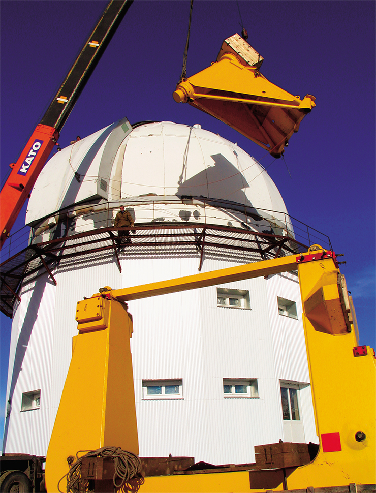 Монтаж инфракрасного телескопа АЗТ-33 ИК. Фото В. Короткоручко