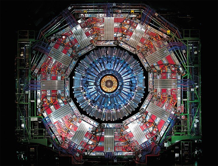 Поперечное сечение раскрытого детектора CMS. Видны блоки чувствительных элементов детекторов и магниты. © CERN