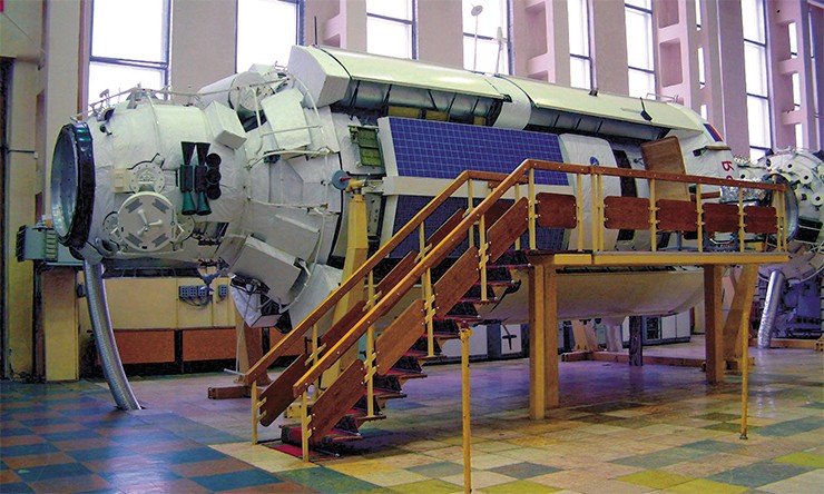 Тренажеры ЦПК им. Ю. А. Гагарина представляют собой полномасштабные натурные макеты орбитальных станций, служебных модулей и транспортных космических кораблей. На фото – тренажерный зал российских модулей «Заря» и «Звезда», входящих в состав Международной космической станции