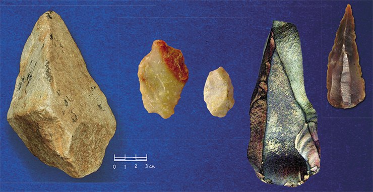 Left: the oldest tools – a massive pebble with a trimmed edge (the Oldowan industry) from the Karama site, Altai. In the middle: Samples of a microlithic industry aged 600,000—800,000 years, the Darvagchai river, Dagestan. On right: Stone tools of the more advanced Acheulian industry (bifically worked tools) from the Tsagan-Agui cave, Mongolia