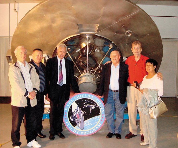 The American space laboratory with the molecular shield is preserved today as a historical relic at the Center for Advanced Materials at the University in Houston. The second person on the right is the developer of the experimental facility, university professor A. Ignat’ev 