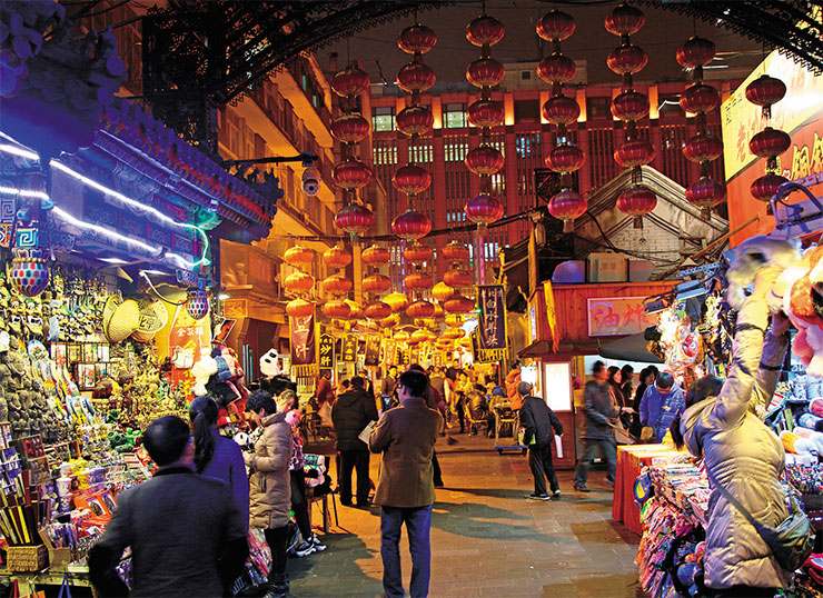 Ночной рынок, хранящий традиции старой уличной торговли, расположился совсем рядом с Универмагом города Пекина – «флагманским магазином Нового Китая»