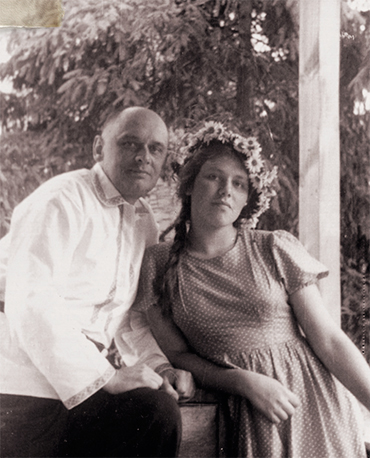 Leonid Radushkevich with his daughter Zoya