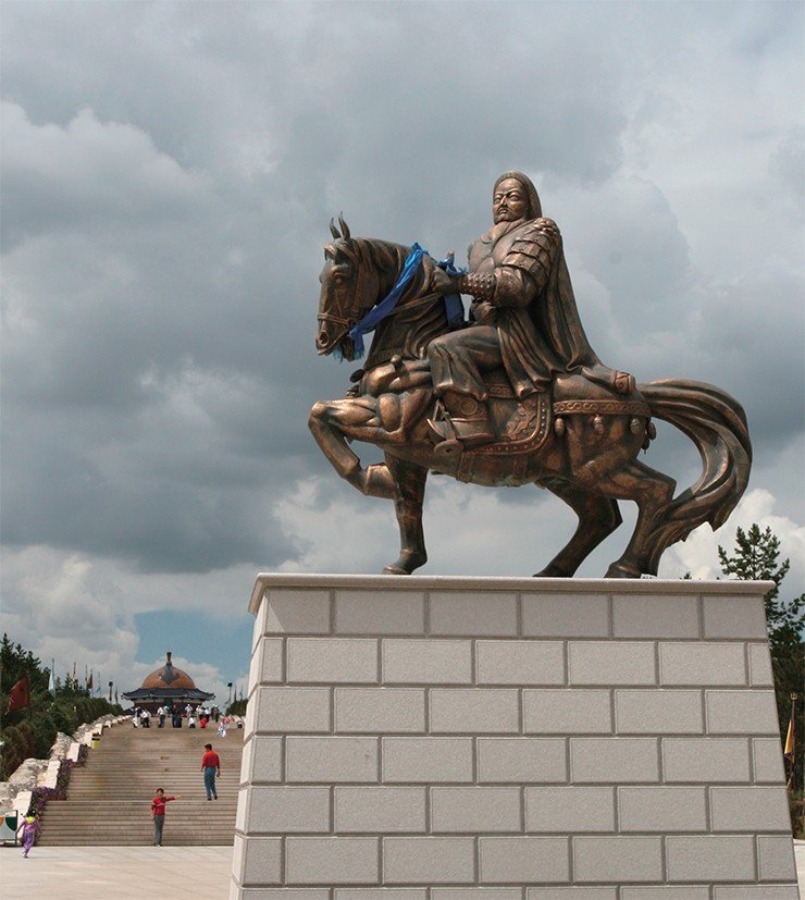 Памятник Чингис-хану в Эджэн-Хоро (КНР) – месте предполагаемого захоронения монгольского императора. Фото И. Шимамуры