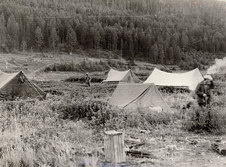Наш лагерь – вид со стороны дороги. Усть-Илим, 1974 г.