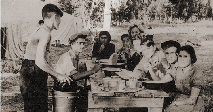 В тот день дежурным по палатке и по совместительству «шеф-поваром» был Валера Ермиков. Академгородок, палаточный лагерь строителей 1958 г.