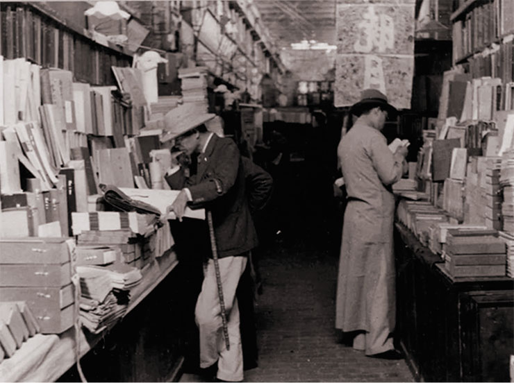 Книжные ряды на рынке Дунъань. 1930-е гг.