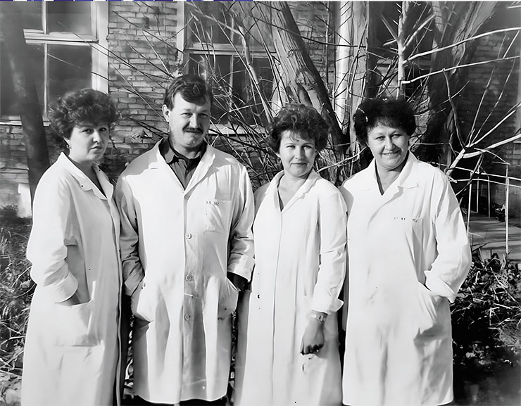 Группа сотрудников «Радиопрепарата», обеспечивавшая производство нуклеозидтрифосфатов, меченных радиоизотопами фосфора, с использованием ферментов. В центре – В. А. Рихтер