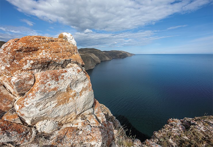 Panorama of the middle basin of Lake Baikal from a coastal cliff. Photo by V. Korotkoruchko