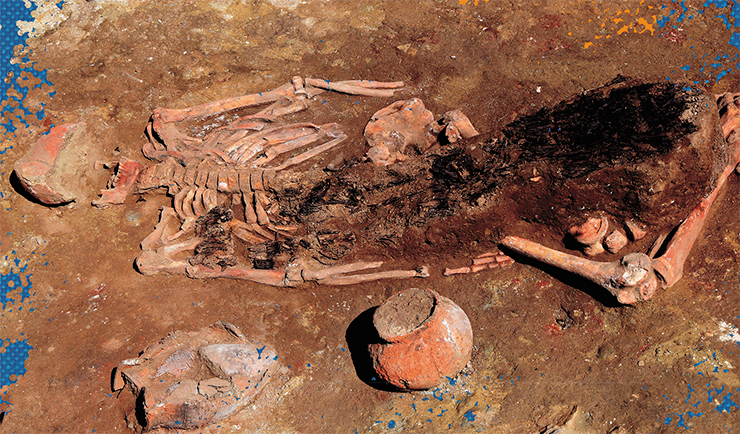 Погребение мужчины в кургане 32 могильника Катанда-2. В центре раскопанной могильной ямы находятся остатки деревянного перекрытия могилы. Рис. плана погребения Е. Шумаковой