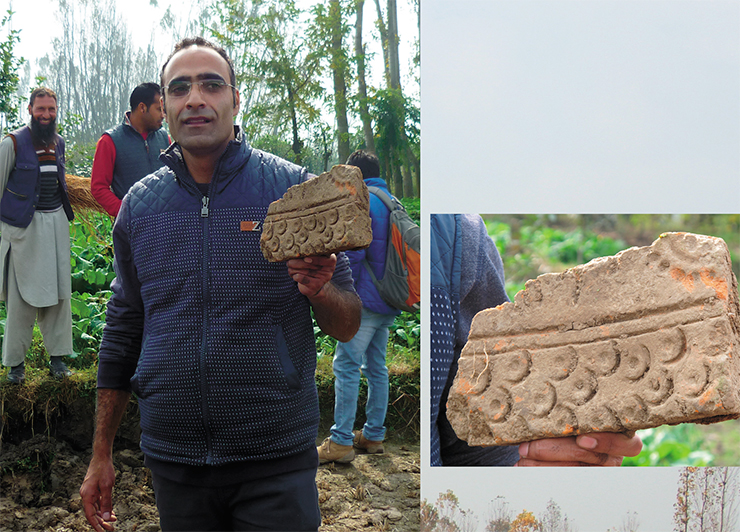 Д-р Мохамад Аджмал Шах держит в руке фрагмент терракотовой плитки, найденной на территории памятника Ахан. Такие плитки являются характерной особенностью памятников кушанского времени Кашмира и настоящими произведениями искусства