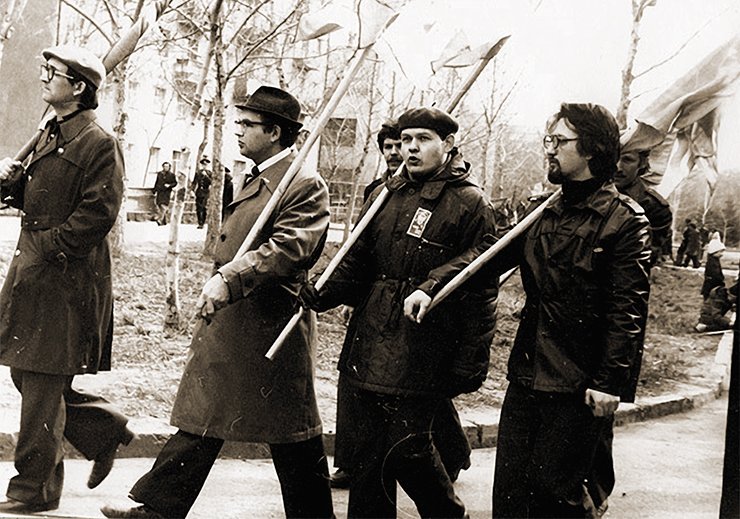 Gennady Fridman (on the right) with his fellow students at the May-day march in 1970. Photo from Elena Kukina’s personal archive