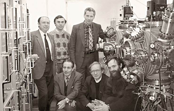 The first meeting of the main participants of the Ekran (Shield) project, of the Institute of Semiconductor Physics of SB RAS and Rocket Space Corporation Energia, took place in 1995. From left to right: Prof. O. P. Pchelyakov, Candidate of physics and mathematics A. I. Nikiforov, Candidate of technical sciences A. I. Ivanov, V. A. Zimenkov, Candidate of physics and mathematics L. L. Zvorykin, Candidate of physics and mathematics L. V. Sokolov