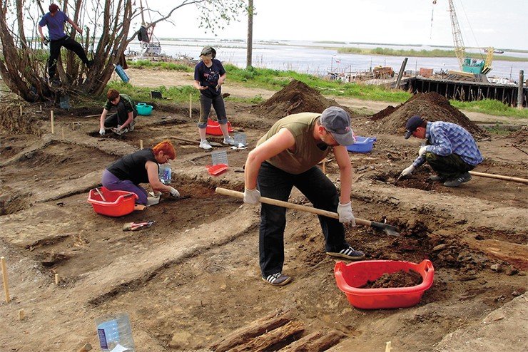 Археологические работы на Усть-Полуе были начаты В. С. Адриановым в 1935—1936 гг. Продолжены Ямальской археологической экспедицией под руководством Н. В. Федоровой в 1993—1995 гг. и возобновлены в 2006 г.