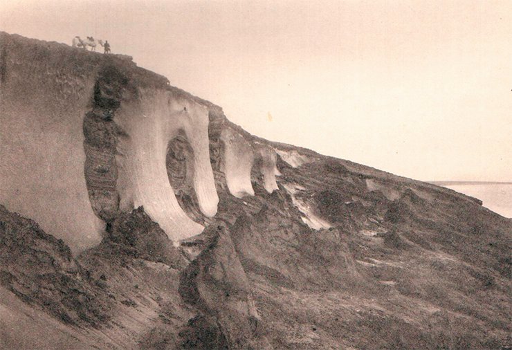 Ice in the soil on the oceanic shore near the River Bolshaya. Photo by I. Tolmachoff. From: (Tolmachoff, 1911)
