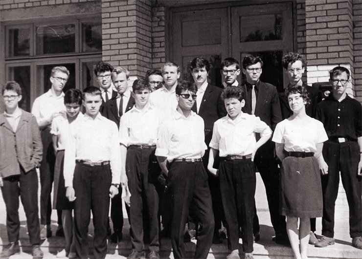 High school graduates from Group 11 B of the High School of Physics and Mathematics. Photo from the author's archive
