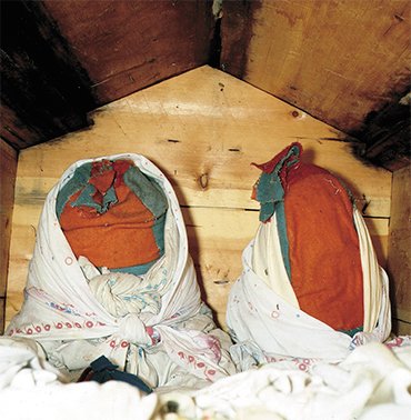 Inside the barn: Ner-oyka and Chokhryn-oyka in the barn. 1990