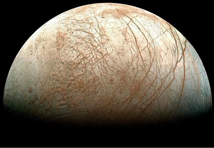 Европа, спутник Юпитера. Трещины в ледяной коре. Фото: NASA