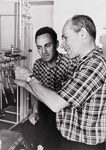 В. В. Воеводский с Ю. Н. Молиным обсуждают результаты изучения реакций свободных радикалов в органических веществах методом парамагнитного резонанса. ИХКиГ, начало 1960-х гг. Фото из архива Ю. Н. Молина