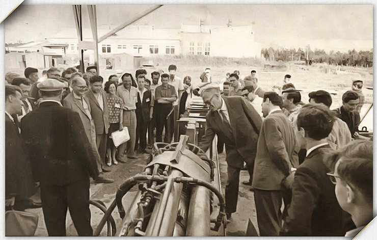 Mikhail A. Lavrentyev and Bogdan V. Voitsekhovsky (the man in a light-colored cap who stands with his back to the camera) at a hydrocannon. The mid-1960s. Photos from the SB RAS archive
