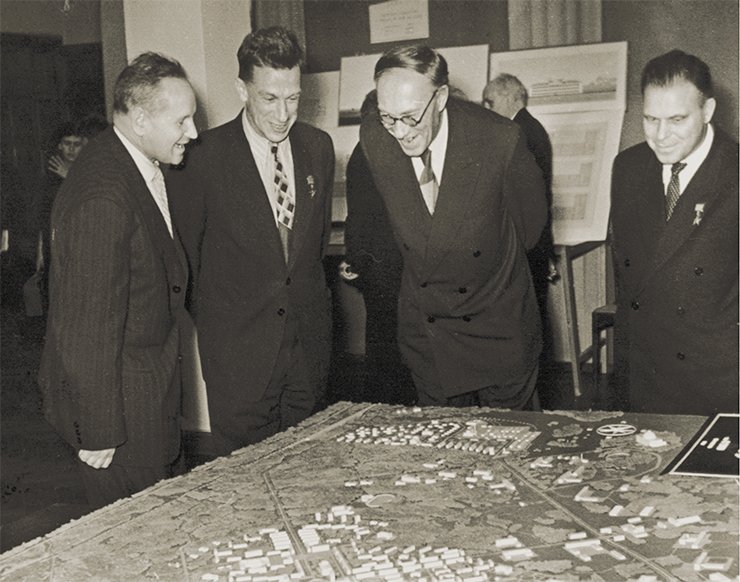 Academicians S. A. Khristianovich, S. L. Sobolev, M. A. Lavrentiev and A. A. Trofimuk discussing the general plan of Akademgorodok construction. SB RAS Photo Archive