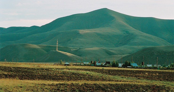 Гора Догээ (вверху) и степная терраса долины Догээ­Баары (внизу). Фото В. Никифорова