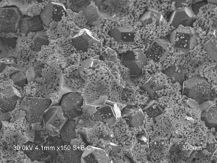 Микроструктура компакта никель-алмаз, полученного методом электроискрового спекания при 900 °С. Изображение предоставлено к.ф.-м.н. В.И. Мали