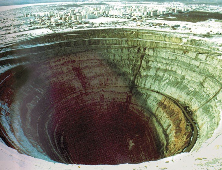 Карьер знаменитой якутской алмазоносной трубки Мир удивительно напоминает метеоритный кратер