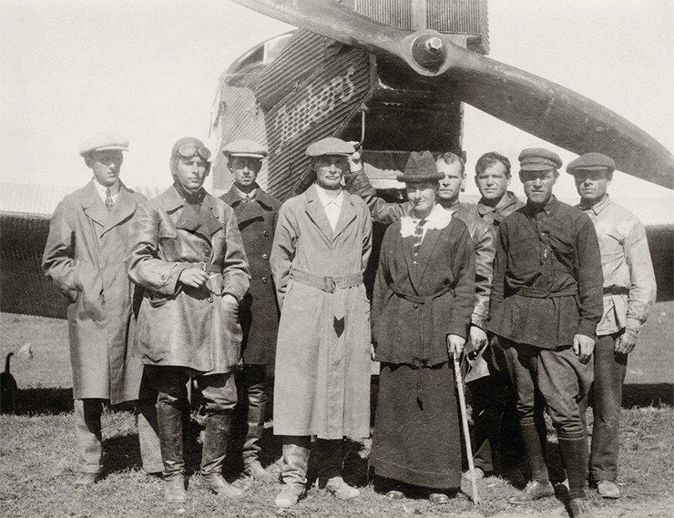 П. К. Козлов и Е. В. Козлова (в центре) перед полетом на «Юнкерсе». 14 сентября 1926 г. Улан-Батор, Монголия. Фото из Музея-квартиры П. К. Козлова (Санкт-Петербург)