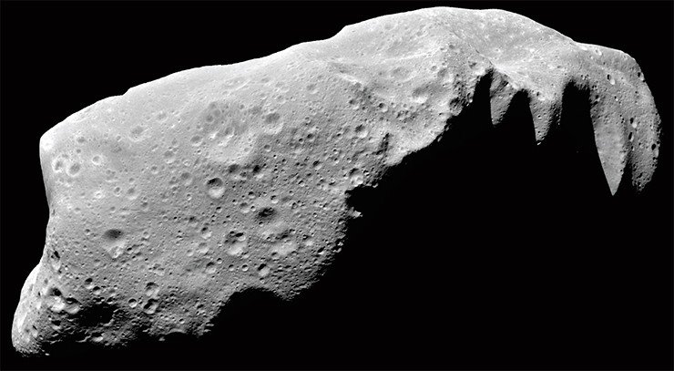 Этот астероид 243 Ида (58 км длиной), как и все другие астероиды, хранит на своей поверхности следы всех процессов, происходивших в Солнечной системе, прежде всего – ударных. Фото КА «Галилео» (НАСА), 1993 г. Кредит: NASA/JPL-Caltech