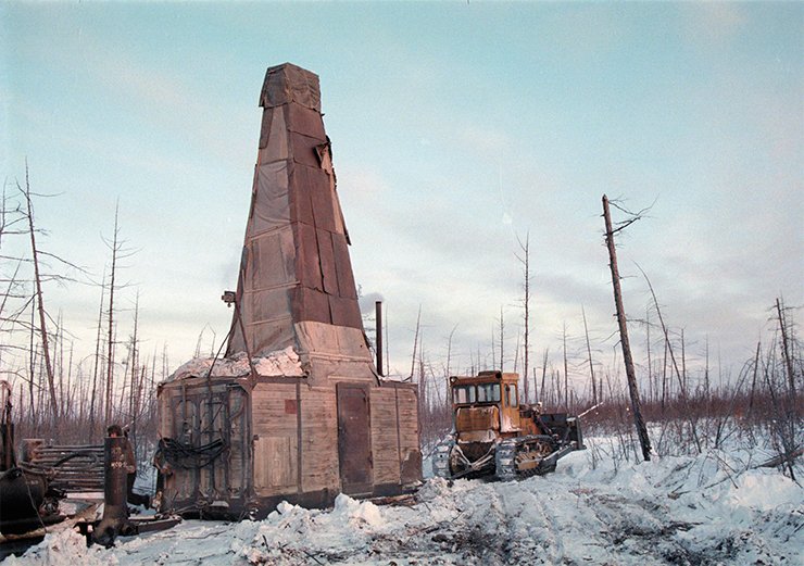 During the development in late 1990s, quite different resources and equipment were utilized: drilling rigs, tractors, trucks, and mobile huts constructed for work and life at temperatures below –50 °C. Photos from A. Tolstov’s archive