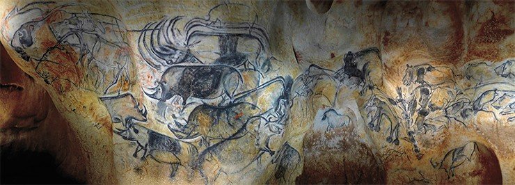 В центре одного из самых масштабных живописных панно пещеры Шове находится изображение лошади, помещенное в нишу, которое окружено двумя живописными композициями. Справа – огромная фигура бизона, под которой расположены изображения мамонтов, наложенные друг на друга, под ними – силуэтные изображения носорогов. Мамонт на переднем плане передан стилизованно, окончания ног выполнены в виде шаров. Рядом еще одна группа животных – медведь, четыре бизона и носорог. Композицию завершает группа мчащихся львов и, вероятно, медведей. Левую часть панно открывают фигуры львов, которые перекрывают изображение северного оленя. Далее – целая группа носорогов, движущихся в разных направлениях. Ноги нескольких животных также стилизованы под шары. Пещера Шове-Понт-д’Арк