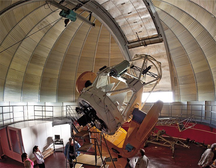 Один из основных научно-исследовательских инструментов астроизмерительного комплекса «Саяны» Института солнечно-земной физики СО РАН – инфракрасный телескоп АЗТ 33ИК с диаметром главного зеркала 1,7 м