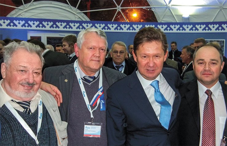 Academician A. E. Kontorovich, Academician A. L. Aseev, Gazprom Chairman A. B. Miller, Director General of Gazpromdobycha Nadym S. M. Menshikov at the start-up of the Bovanenkovo field, 2012. In the background: Corresponding Member of the RAS O. N. Ermilov. IPGG Archive