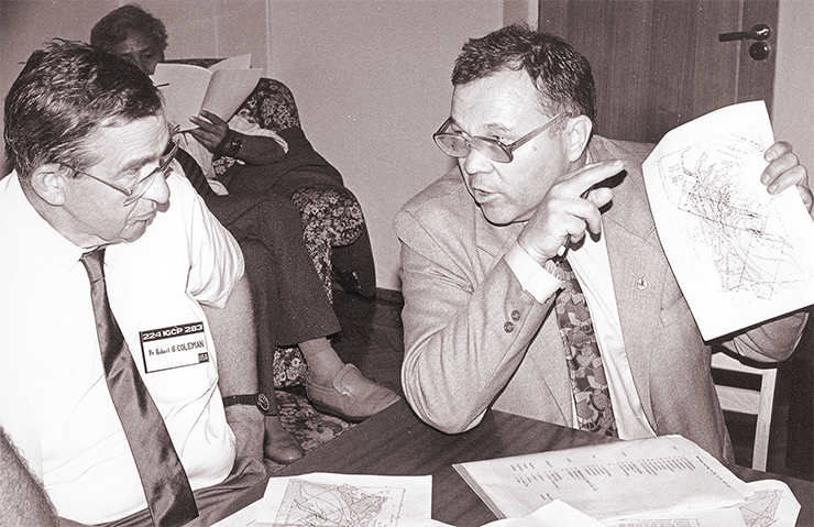 Американский геолог Р. Г. Колман и Н. Л. Добрецов на совещании «Доюрская эволюция Восточной Азии» в Улан-Удэ