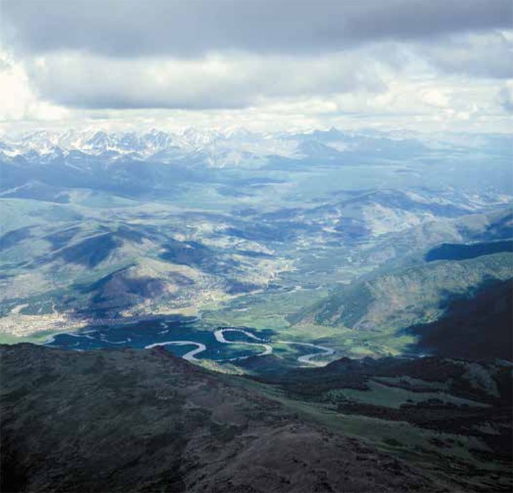 Рис. 2. Вид на высокогорные пастбища Укока с высоты птичьего полета